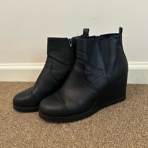 Khombu Black Daisy Wedge Ankle Boots Size 9 Women's